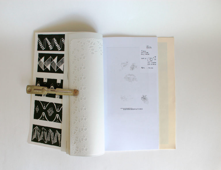 Confusion Génoise - Septembre 2014 | Catalogue de l’atelier & de l’exposition Travail collectif : OCTOCODE Impression Laser N&B + Inserts miscellanés / Dos carré collé / Format global : 20x25 cm Séparation de l’édition en 3 onglets de différents formats. | Recettes 2 | Expérimentations 3 | Protocoles