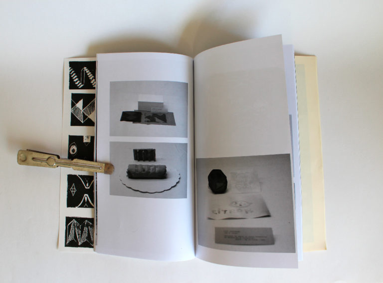 Confusion Génoise - Septembre 2014 | Catalogue de l’atelier & de l’exposition Travail collectif : OCTOCODE Impression Laser N&B + Inserts miscellanés / Dos carré collé / Format global : 20x25 cm Séparation de l’édition en 3 onglets de différents formats. | Recettes 2 | Expérimentations 3 | Protocoles